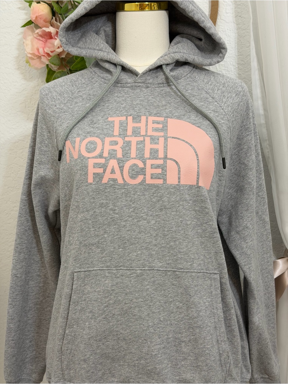 NEW The North Face Hoodie Gray Fleece Pullover Pink Logo Sweatshirt Size M - Picture 2 of 10